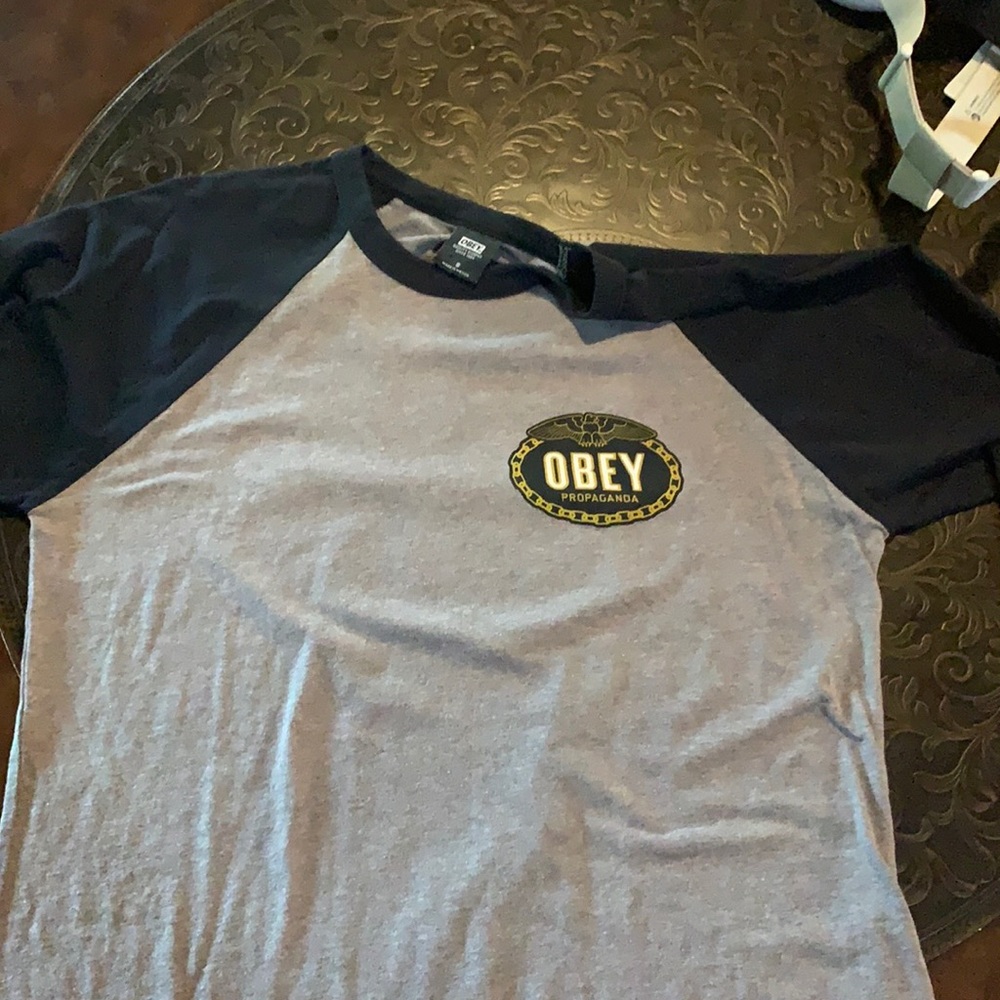 Men’s S t-shirt ( obey)